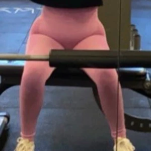 Rosa träningstights från Madlady.com - Snygga rosa träningstights från Madlady.com märket  WeFit, perfekta för träning. Tillverkade i en mjuk och stretchig blandning av nylon, polyester och spandex för optimal komfort och rörelsefrihet. De har en tight passform som framhäver figuren.🩷