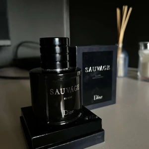 Dior sauvage - Säljer en elegant flaska av Sauvage Elixir från Dior. Flaskan är svart med en stilren design och har märkets logotyp i silver. Perfekt för den som söker en sofistikerad doftupplevelse.