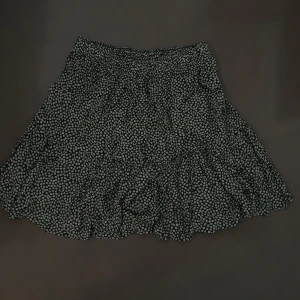 Blommig kjol - Blommig kjol från BOII, M. Nyskick. 