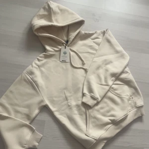 Beige hoodie från Bik Bok - Säljer en bekväm och basic beige hoodie i xs från Bik Bok. Helt oanvänd och ny. Helt vanlig hoodie som jag tror skulle passa både könen. Stilren, fin passform på och passar till de mesta. Om du vill ha mer mått, bilder eller diskutera priset är de bara att fråga🫶🏼