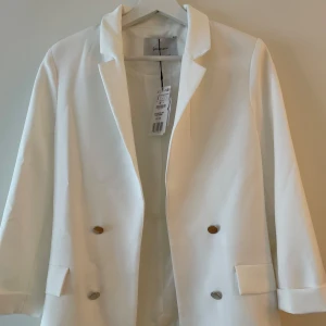 Vit blazer från Stradivarius - Vit blazer/kavaj från Stradivarius med klassisk design