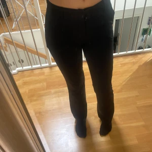 Svarta byxor - Svarta kostymbyxor från bikbok i modellen Vilma. Säljer pågrund av att dom är för små.