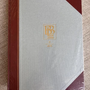Bra Blckers Lexikon 2000. NYTT! - Säljer ett Lexikon 2000, volym 1, med bokstäverna a till arn. Helt nytt med omslagsplasten kvar. Boken har en elegant design med vinröda hörn och rygg, samt en grå framsida med guldtext. Perfekt för den som älskar att utforska språk och ord.