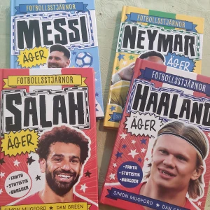 Bokserie: Fotbollsstjärnor - Säljer en bokserie om fotbollsstjärnor med titlar som 'Messi', 'Neymar', 'Salah' och 'Haaland'. Böckerna innehåller fakta, statistik och bragder om dessa spelare. Perfekt för fotbollsfans som vill veta mer om sina idoler.