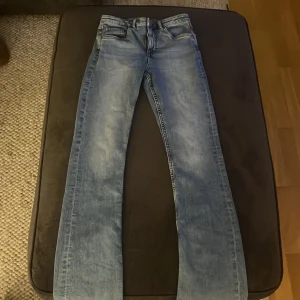 Blå bootcut jeans - Snygga blå bootcut jeans helt oanvända .
