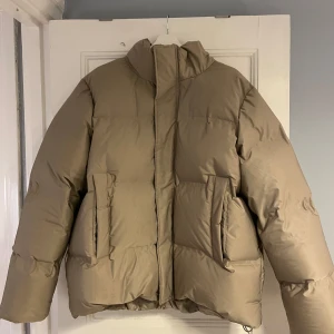 Tacora Puffer Jacket - Oanvänd jacka från A days march i storlek medium.
