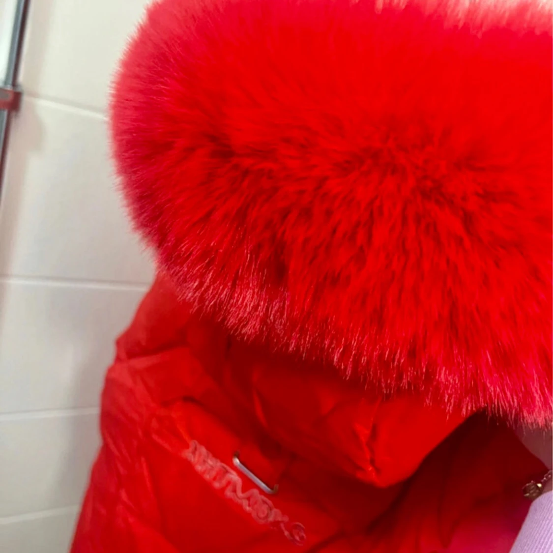 Röd dunjacka med pälskrage - 2
