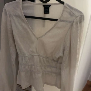 Lindex blus - Inte använd mycket. Är i väldigt fint skick och sitter fint på💕.lite genomskinlig. Från lindex storel xs💕