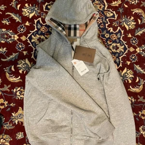 Burberry zip up/kofta - Tjena säljer en tvär kattig burberry zip i Medium men passar definitivt en small. Den e fläckfri, utan hål och knappt andvänd men jag är lite osäker om autentisitet dvs priset (köpt på grailed)