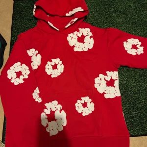 Röd hoodie  Denim Tears - Helt ny & oanvänd 