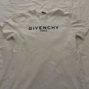 Givenchy Paris t-shirt - Snygg vit t-shirt från Givenchy med svart text på bröstet. nypris 3129kr