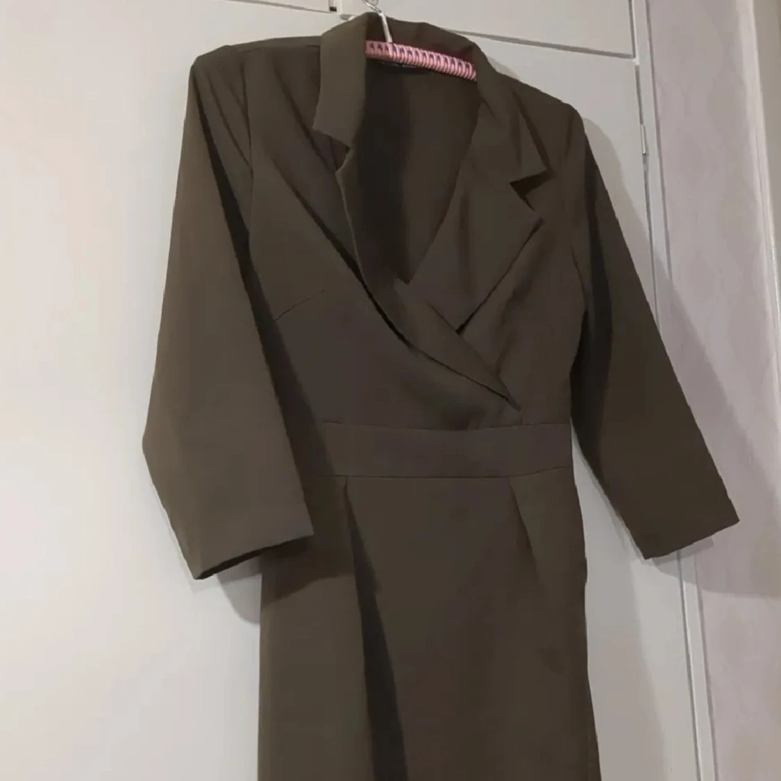 Olivgrön klänning med omlott-design