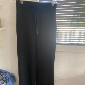 Lager 157 low waist byxor  - Säljer ett par svarta lager 157 byxor low waist 🖤strl S, aldrig använda, helt nya! Säljer dem för 130kr + frakt! 