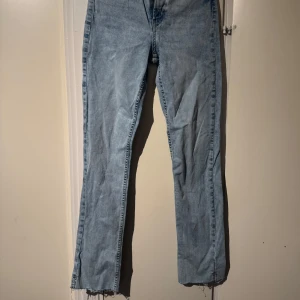 Ljusblå jeansbyxor - Snygga ljusblå jeansbyxor med en klassisk straight passform. 