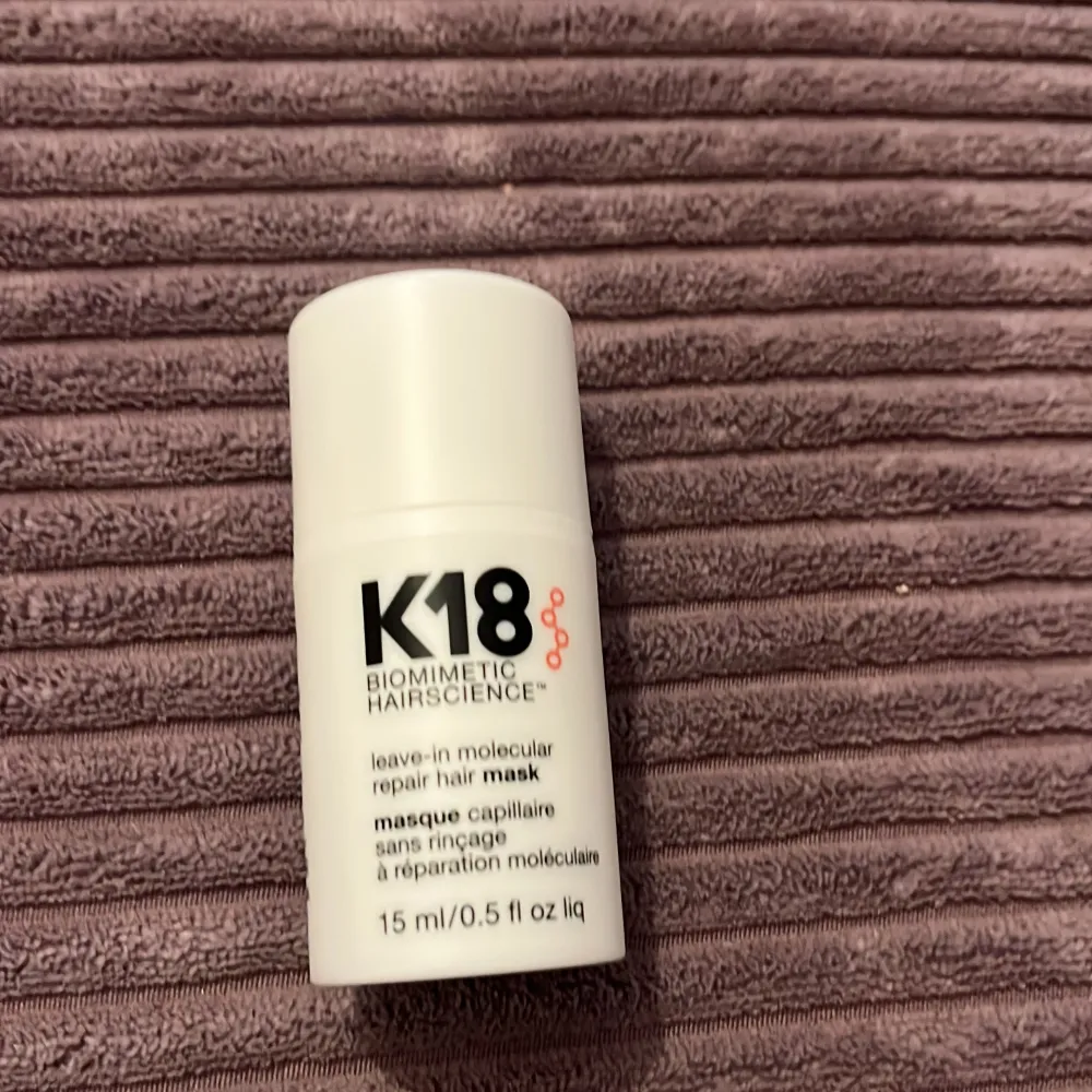 Säljer en K18 biomimetic hairscience leave-in molecular repair hair mask. Perfekt för att reparera och stärka håret på djupet. Kommer i en smidig 15 ml flaska, idealisk för resor eller att testa produkten innan köp av större storlek.. Beauty.