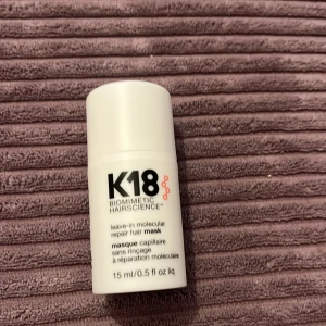 K18 Leave-In Molecular Repair Hair Mask - Säljer en K18 biomimetic hairscience leave-in molecular repair hair mask. Perfekt för att reparera och stärka håret på djupet. Kommer i en smidig 15 ml flaska, idealisk för resor eller att testa produkten innan köp av större storlek.