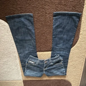 Jeans - Säljer ett par snygga blå bootcut jeans från Lonky. Försmå då jag säljer dom!🥰 Innerbenslängd: 75cm, Midjemått: 34cm