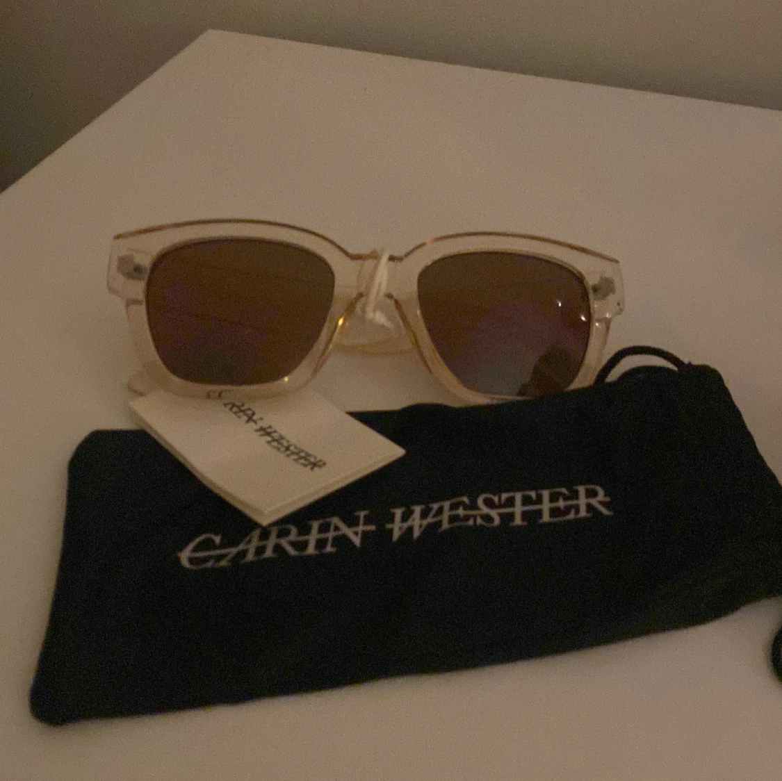 Genomskinligt rosa solglasögon