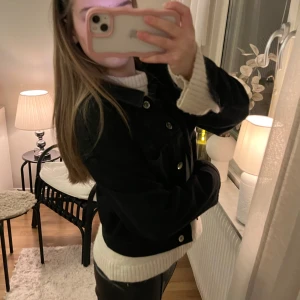 JEANSJACKA - Perfekt jeansjacka nu till våren🔥🔥🥹🥹🥹 den är croppad och är en så fin detalj att ha till din outfit!!!😌💞💞