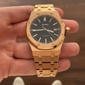 Seiko Royal Oak mod - Nu är denna Seiko Roman Dial-mod färdigbyggd och till salu! (Custom made.) Klockan har Seikos automatiska NH35A-urverk. Glaset är av safir, vilket är reptåligt. Diametern finns tillgänglig i 40 mm. Klocklåda och verktygs-kit ingår. Övriga frågor? DM!