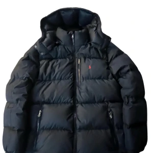 Ralph Lauren Jacka - Ralph lauren jacka 🧥🎨[Storlek :18-20 motsvarar : XS 📏] [Skick : 8/10 inga defekter] [nypris :3599kr🔴mitt pris :2599 🟢] [pris kan diskuteras ✌️] [Mvh Gabbe 💯
