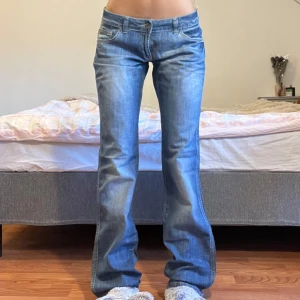 Jeans  - Midjemått: 39cm, innerbenslängd: 88cm 