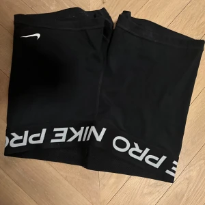 Svarta träningsshorts från Nike - Snygga svarta Nike Pro träningsshorts med Dri-FIT-teknologi för optimal komfort. Shortsen har en elastisk midja med Nike-logga och är perfekta för intensiva träningspass. De är designade för att hålla dig sval och torr under träning.