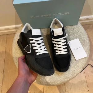 Philippe Models - Tjena! Säljer dessa unika Philippe models till ett lågt pris, perfekt för dig som vill sticka ut men andå vara stilren! Skicket är 8/10 och skorna är självklart äkta! Hör av er vid minsta lilla fråga eller fundering! 🙌😊