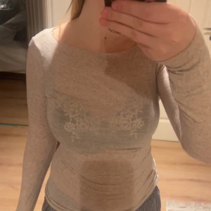 Beige långärmad topp - Säljer en beige långärmad topp från Intimissmi. Toppen har en tight passform och är tillverkad i ett mjukt material som känns skönt mot huden. Perfekt för en stilren och enkel look.