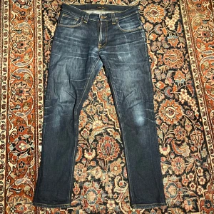 Sjukt feta nudie jeans! - Säljer otroligt snygga jeans från märket nudie jeans. Dessa har en skit fin naturlig wash med en mobil märk vilket gör dem riktigt snygga och unika. De är modellen ”tape ted” vilket är en straight/slim fit modell.
