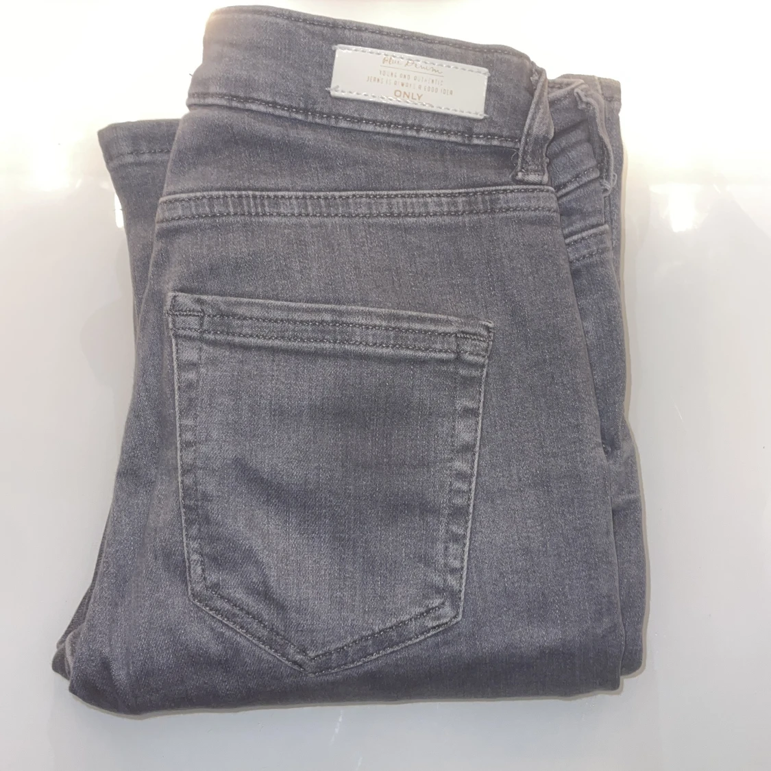 Gråa bootcut jeans från only  - 2