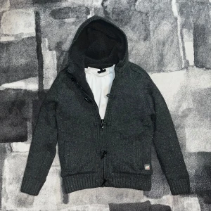 Fodrad cardigan  - Riktigt fet och extremt varm fodrad stickad cardigan med fleece på insidan. Väldigt bra passform och skick. Storlek M