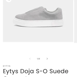 Grå DOJA EYTYS i mocka  - Säljer ett par grå doja eytys. Skorna har en vit sula och är tillverkade i mocka. Perfekta för en avslappnad stil. Har använts men använts varsamt. Säljer då dem inte kommer till användning längre 💕