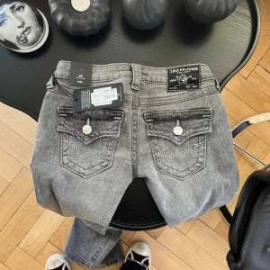 True Religion jeans - True Religion jeans i modellen Joey. Helt nya med prislapp kvar dock missfärgning i tyget bredvid ena bakfickan, se bild 5. Nypris 1 595kr