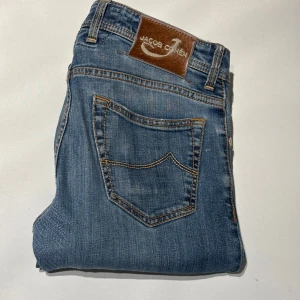 jeans från Jacob Cohen - Säljer mina jacob cohen jeans för att jag behöver pengarna, dom är i okej skick och det märks att dom har använts men det är inga defekter på dom. Det är storlek 31 men passar mig som är waist 29/30. Hör av er vid minsta fundering. OBS! Priset är inte hugget i sten