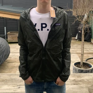 Patagonia Windbreaker - Säljer en helt ny grön vindjacka från Patagonia. Nypris 1300, mitt pris 699. Storlek S passar fint på mig som är 175, skickar inom 24H📩