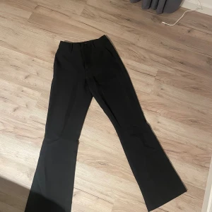 Kostymbyxor - Jätte fint skick använda 1-2 ggr, storlek 34 från bikbok:) 