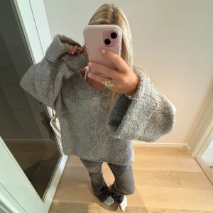 Grå stickad tröja - Stor och mysig grå stickad tröja🥰Så fin och skön nu till hösten!!🍁🍂☃️🧣