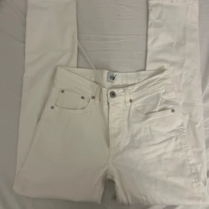 Vita jeans från 157 - Säljer ett par vita jeans från lager 157. De är i storlek 31/32, säljer då de inte används.