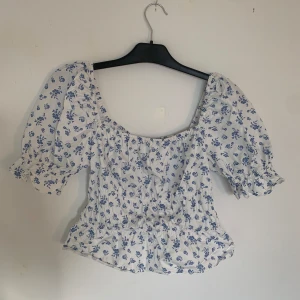 Fin blommig blus - Bra skick, hör av dig för fler bilder!