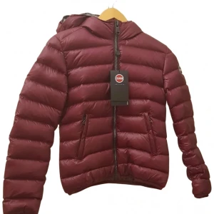 Colmar Jacka - En vinröd colmar jacka som är använd ett fåtal gånger, ser ut som en ny! Storlek XS och köpt för ca 4000kr. Jag kan absolut tänka mig att gå ner i pris och kan även skicka fler bilder om det önskas!