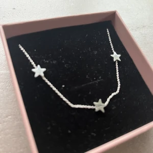 Silverhalsband med stjärnor från Edblad - Säljer ett superfint silverhalsband från Edblad med små stjärnor. Halsbandet är i nyskick och kommer i sin originalförpackning. skriv för fler frågor eller bilder!
