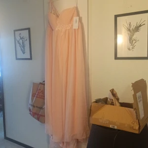 Bal/brudtärn klänning - Aldrig använd, helt som ny, köpt för 2000 kr. OBS! Se storlek på andra bilden då den är special sydd.