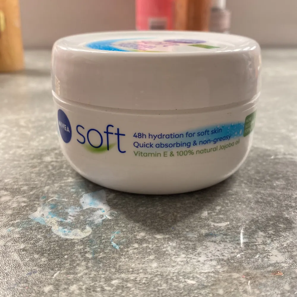 Säljer en Nivea Soft Moisturizing Cream som är perfekt för ansikte, kropp och händer. Denna kräm är vegansk och har en uppfriskande mjuk formula som ger 48 timmars återfuktning. Den absorberas snabbt och är inte fet. Innehåller vitamin E och 100% naturlig jojobaolja. Perfekt för att hålla huden mjuk och återfuktad!. Skönhet.