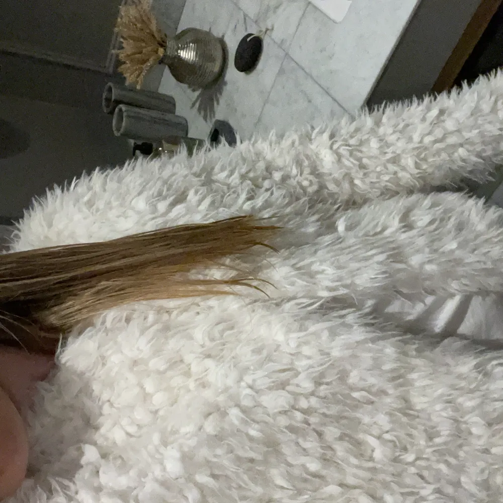 Säljer jättefin lurvig jacka! Så gosig och fluffig. Färgen är krämvit! Frakt tillkommer.. Jackor.