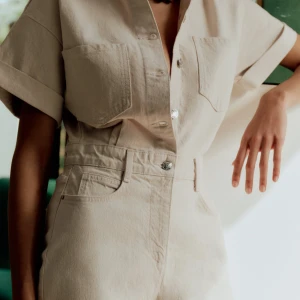 Jumpsuit från Zara - Säljer min beiga denim jumpsuit från zara då den är för liten och hann inte lämna tillbaka den!! Skriv vid funderingar😊nypris 399 :-