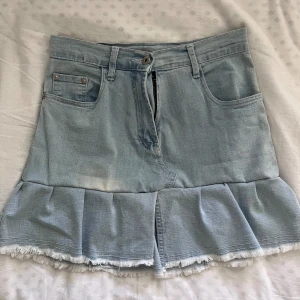 Jeanskjol - Säljer denna jeanskjolen jag sydde på en volang!! Den passar inte mig  därför säljer jag den🥰