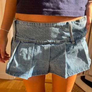 Cool jeans kjol - Jätte cool jeanskjol som tyvärr är för liten för mig, inbyggda shorts. 