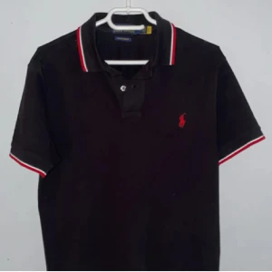 Ralph Lauren Piké  - Svart röd pike från Polo Ralph Lauren