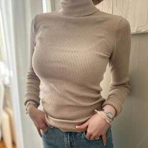 Gina Tricot turtleneck tröja - Mycket stilren, knappt använd, formell och fin. Tajt och bekväm💗😊